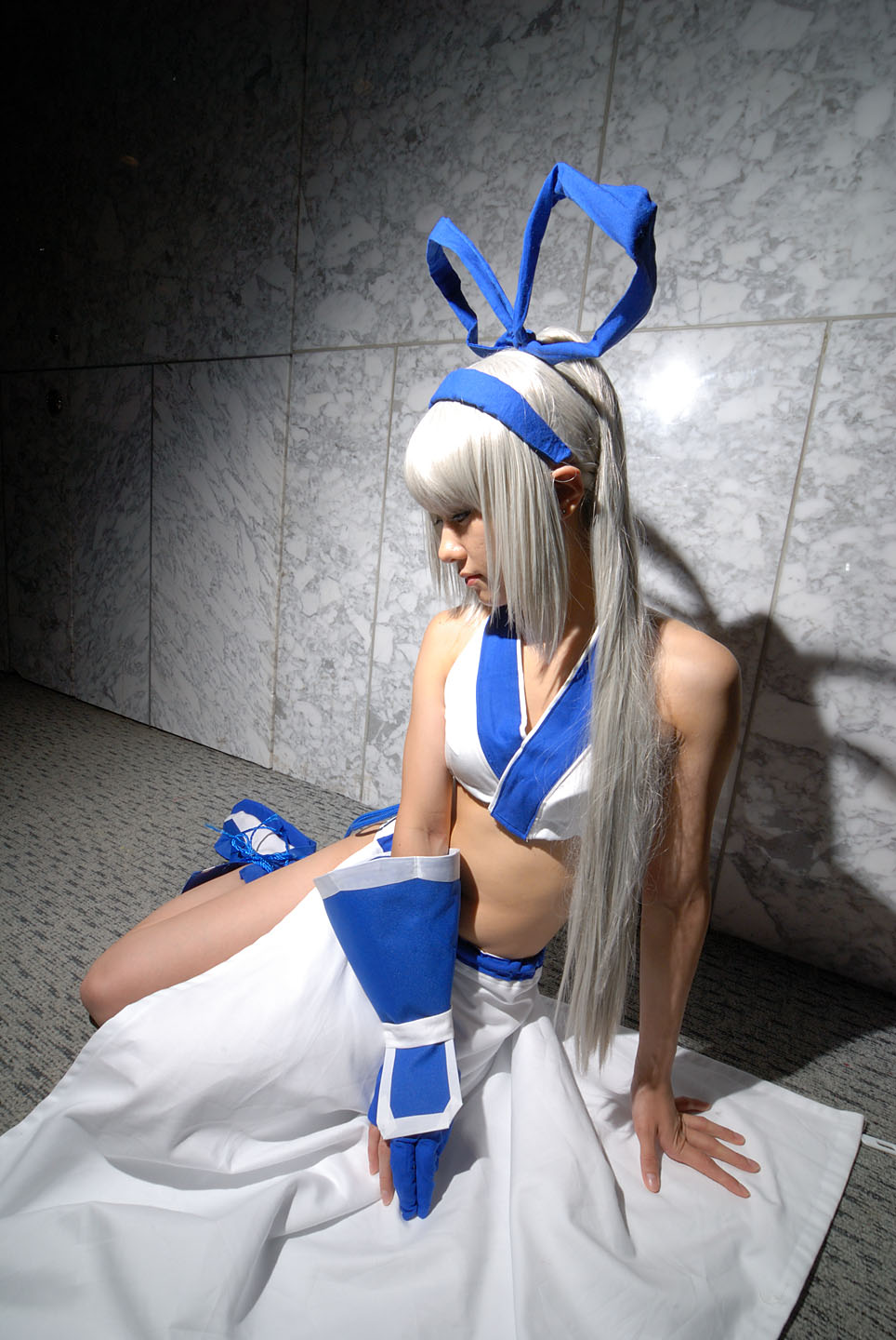 majikina mina, samurai spirits zero, silver hair, highres, photo (medium), aisui nao, bow, cosplay, hair bow, midriff