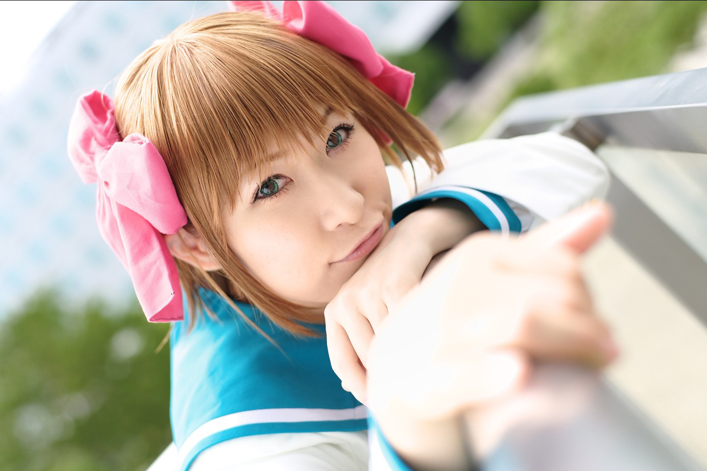 chippi, amami haruka, idolmaster, idolmaster (classic), photo (medium), 1girl, amami haruka (cosplay), asian, blazer, blue eyes, bow, brown hair, color contacts, cosplay, dutch angle, female focus, hair bow, jacket, looking at viewer, outdoors, sailor, school uniform, serafuku, short hair, smile, solo