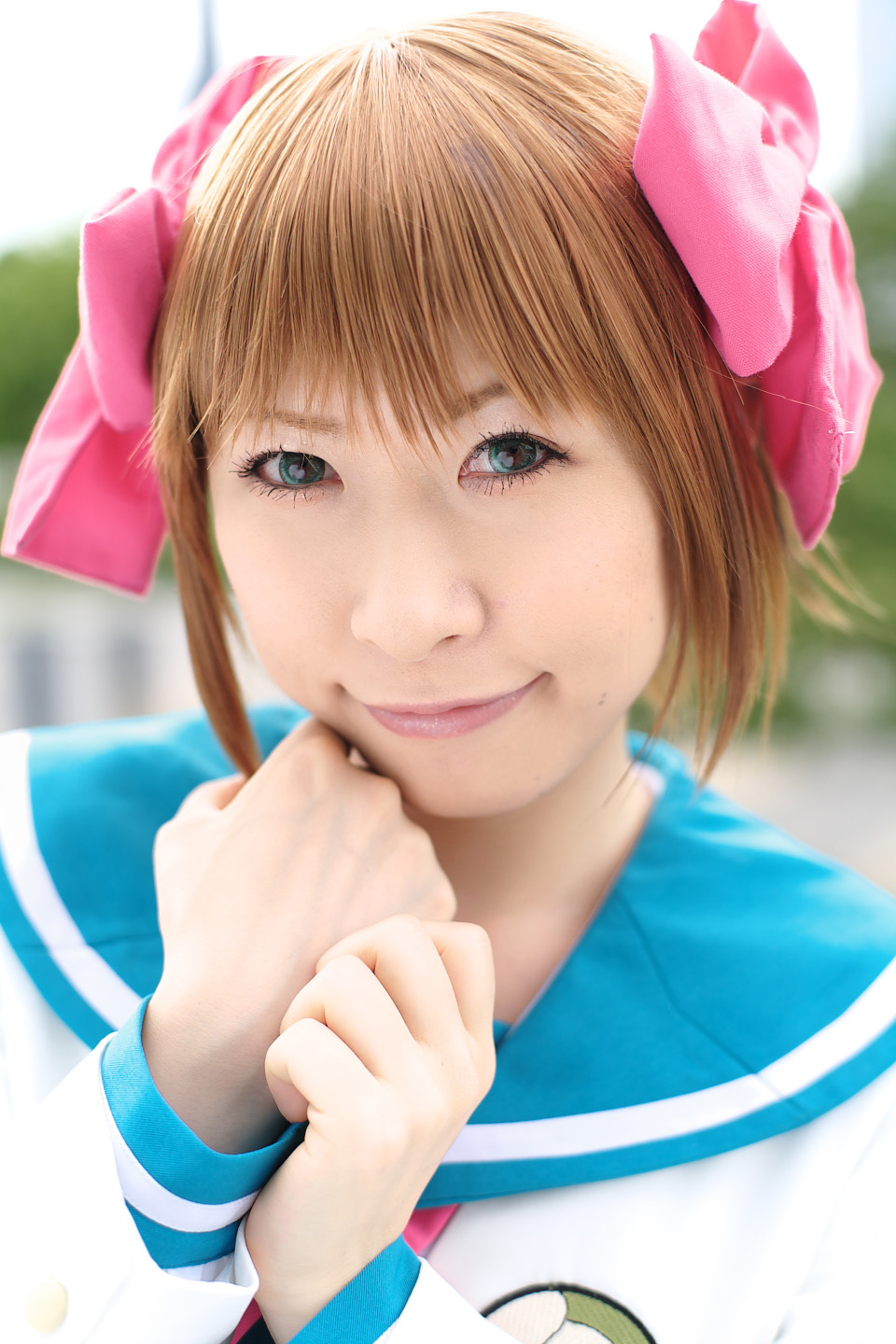 chippi, amami haruka, idolmaster, idolmaster (classic), highres, photo (medium), 1girl, amami haruka (cosplay), asian, blazer, blue eyes, bow, brown hair, color contacts, cosplay, female focus, hair bow, jacket, looking at viewer, outdoors, sailor, school uniform, serafuku, short hair, smile, solo
