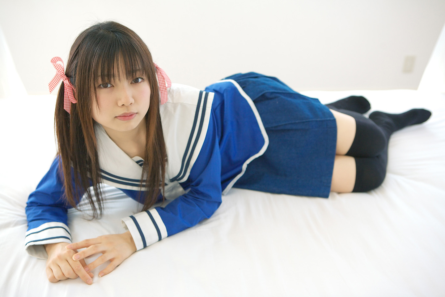 sakura yayoi, photo (medium), bed, cosplay, hair ribbon, ribbon, sailor, school uniform, serafuku, thighhighs, twintails, zettai ryouiki