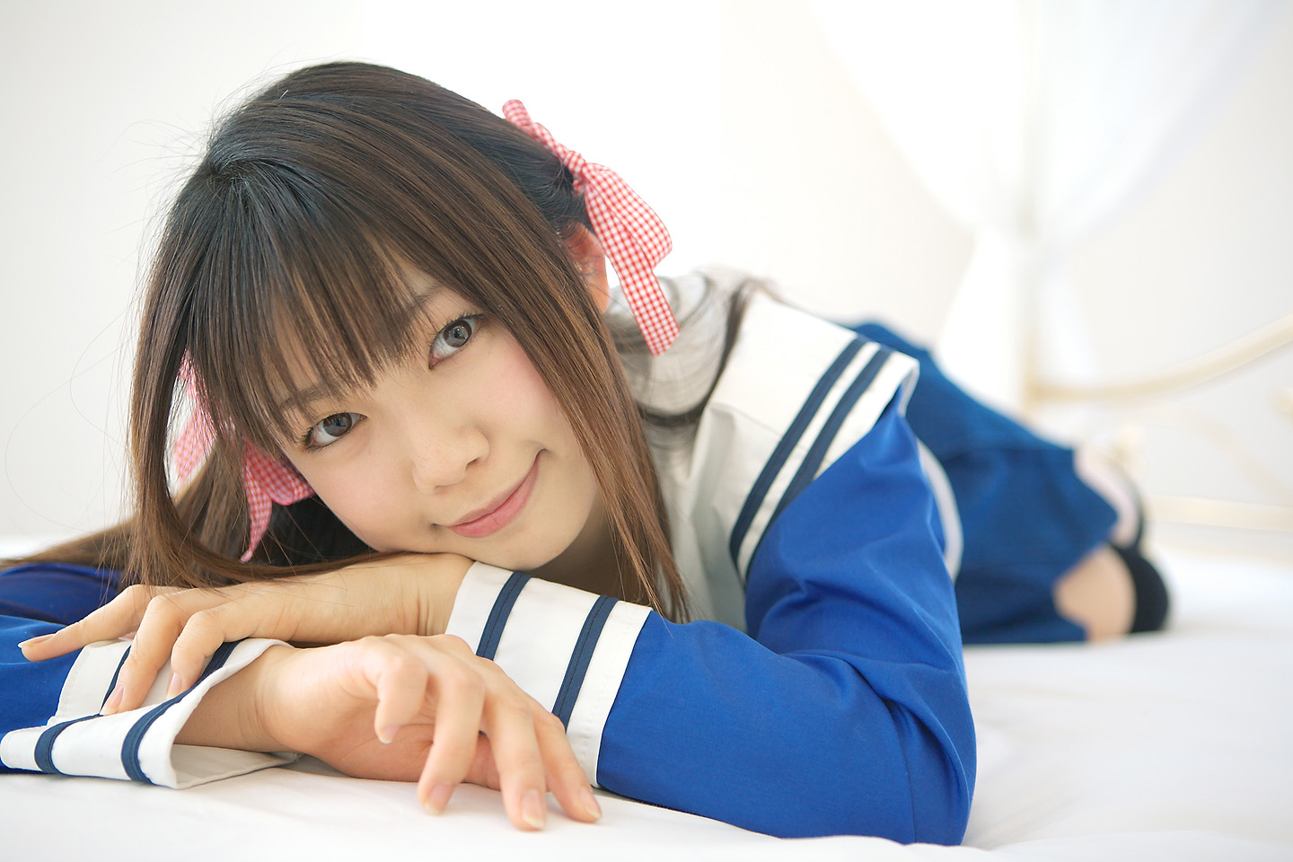 sakura yayoi, honda tooru, fruits basket, photo (medium), bed, cosplay, hair ribbon, ribbon, sailor, school uniform, serafuku, thighhighs, twintails, zettai ryouiki