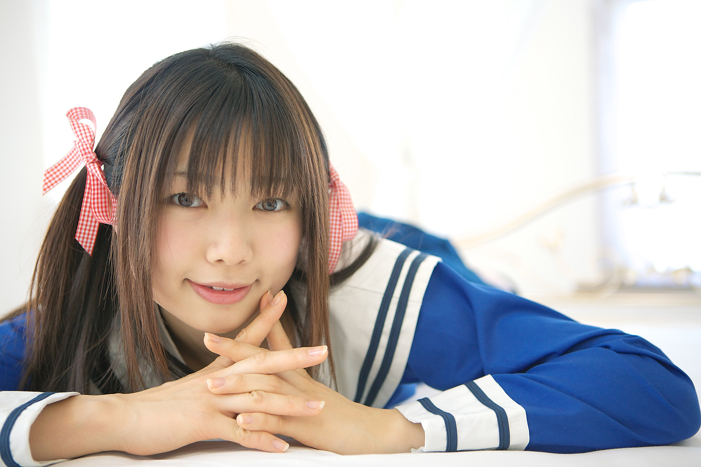 sakura yayoi, photo (medium), bed, cosplay, hair ribbon, ribbon, sailor, school uniform, serafuku, twintails