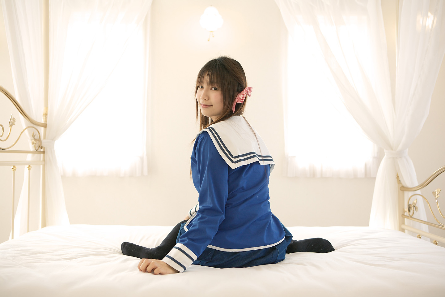 sakura yayoi, photo (medium), bed, cosplay, hair ribbon, ribbon, sailor, school uniform, serafuku, thighhighs, twintails