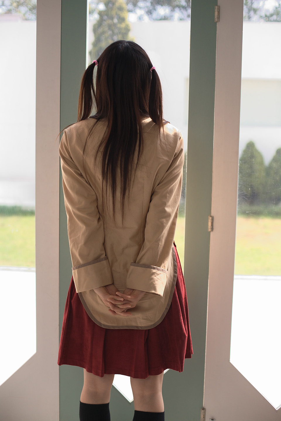 sakura yayoi, tsukamoto tenma, school rumble, highres, photo (medium), 1girl, asian, blazer, brown hair, cosplay, female focus, jacket, kneehighs, long hair, school uniform, skirt, socks, solo, twin ahoge, twintails, two side up