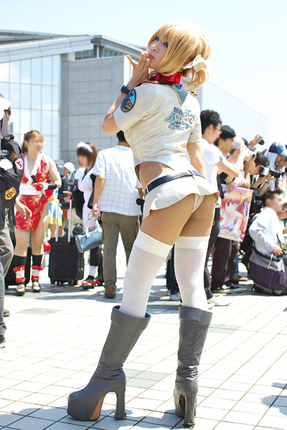 catherine blitzen, kobayakawa saiko (model), gundam, gundam 0079, gundam 0079 card builder, photo (medium), ass, blonde hair, boots, bow, cosplay, hair bow, microskirt, skirt, thighhighs, twintails