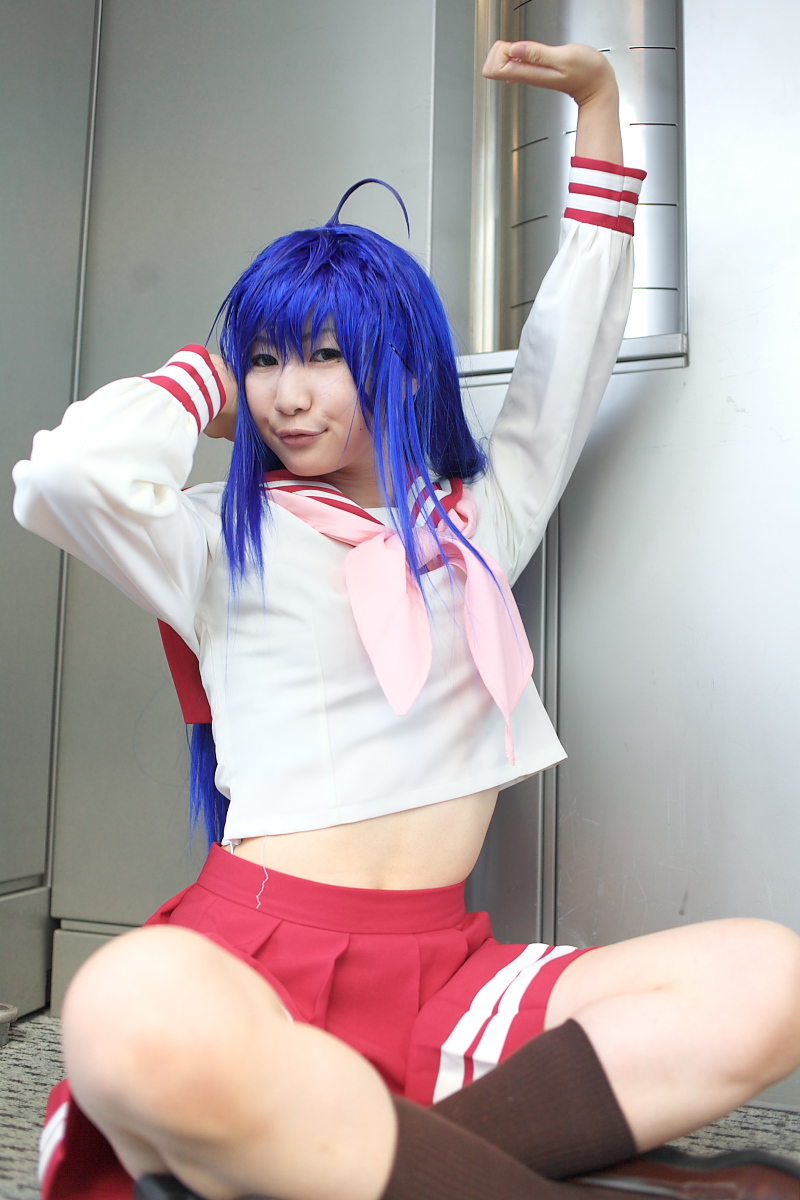 kochou ran, izumi konata, lucky star, highres, photo (medium), ahoge, blue hair, cosplay, izumi konata (cosplay), midriff, sailor, school uniform, serafuku, socks
