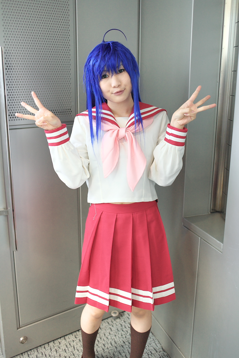 kochou ran, izumi konata, lucky star, highres, photo (medium), ahoge, blue hair, cosplay, izumi konata (cosplay), sailor, school uniform, serafuku, socks