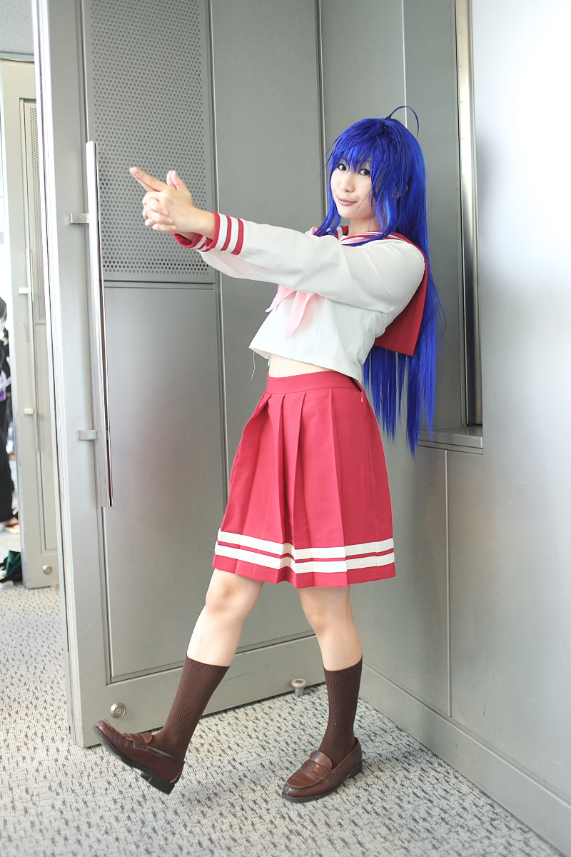 kochou ran, izumi konata, lucky star, highres, photo (medium), 1girl, ahoge, blue hair, cosplay, female focus, izumi konata (cosplay), midriff, sailor, school uniform, serafuku