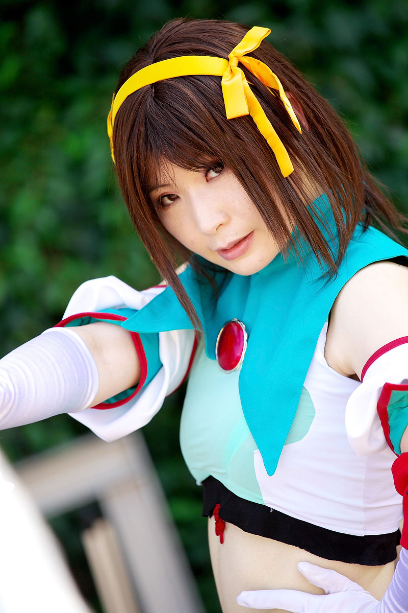 suzumiya haruhi, suzumiya haruhi no tomadoi, suzumiya haruhi no yuuutsu, highres, photo (medium), armband, cape, cosplay, hair ribbon, halterneck, midriff, ousawa karin, ribbon