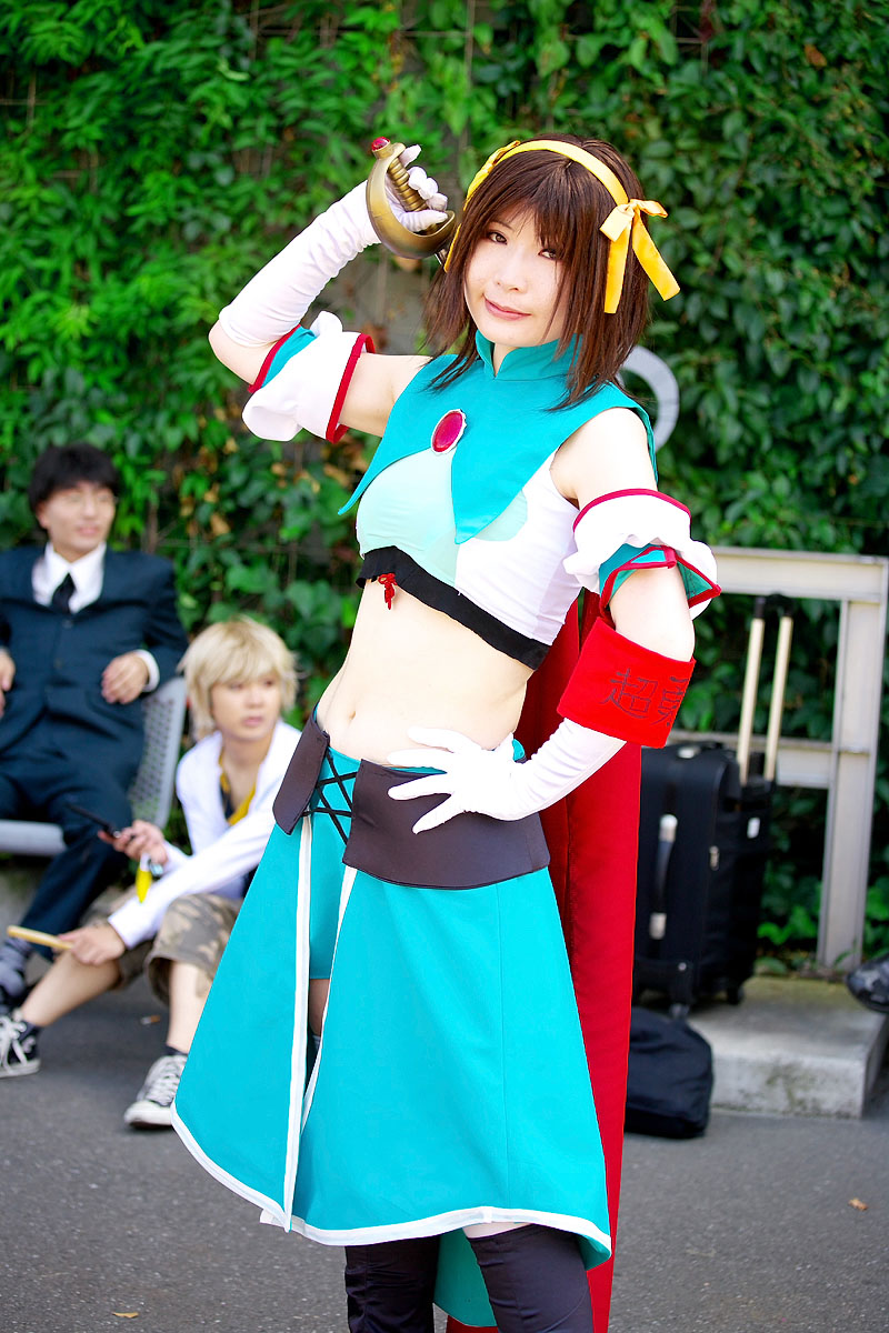suzumiya haruhi, suzumiya haruhi no tomadoi, suzumiya haruhi no yuuutsu, highres, photo (medium), armband, cape, cosplay, hair ribbon, halterneck, leggings, midriff, ousawa karin, ribbon, sword, weapon