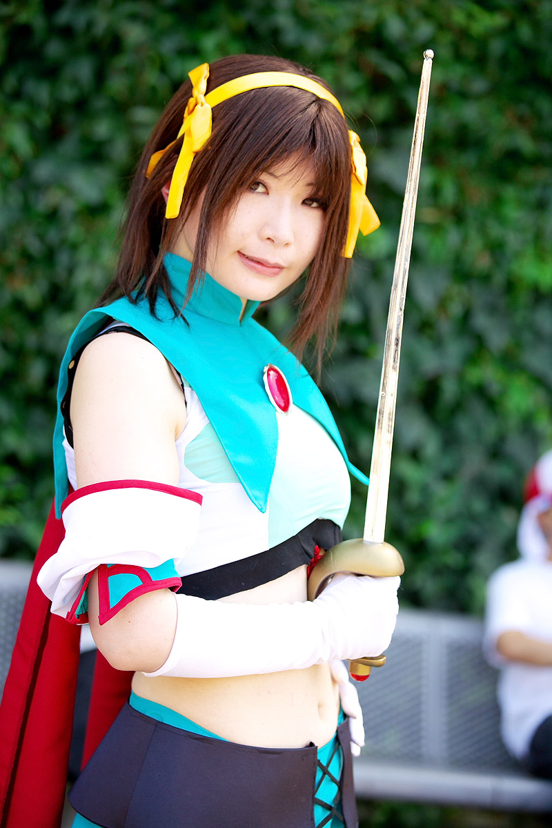 suzumiya haruhi, suzumiya haruhi no tomadoi, suzumiya haruhi no yuuutsu, highres, photo (medium), armband, cape, cosplay, hair ribbon, halterneck, midriff, ousawa karin, ribbon, sword, weapon