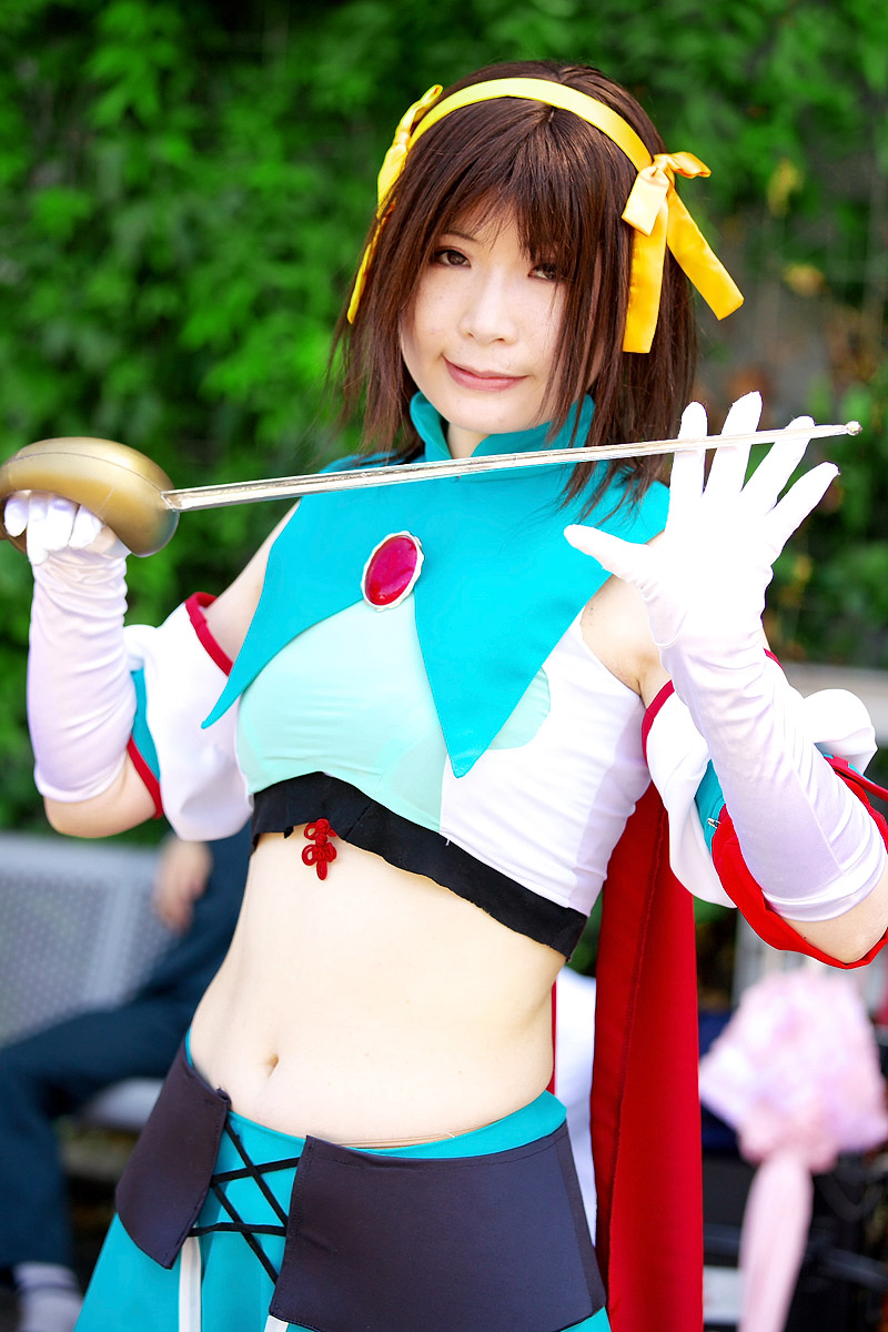 suzumiya haruhi, suzumiya haruhi no tomadoi, suzumiya haruhi no yuuutsu, highres, photo (medium), armband, cape, cosplay, hair ribbon, halterneck, midriff, ousawa karin, ribbon, sword, weapon