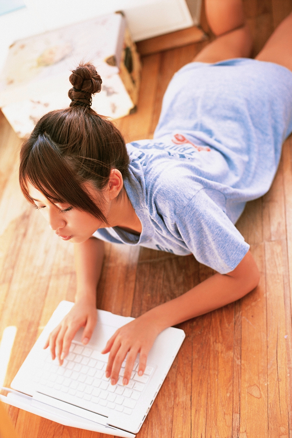 kamata natsumi, apple inc., macintosh, highres, photo (medium), apple, bottomless, food, fruit, macbook, shirt, t-shirt