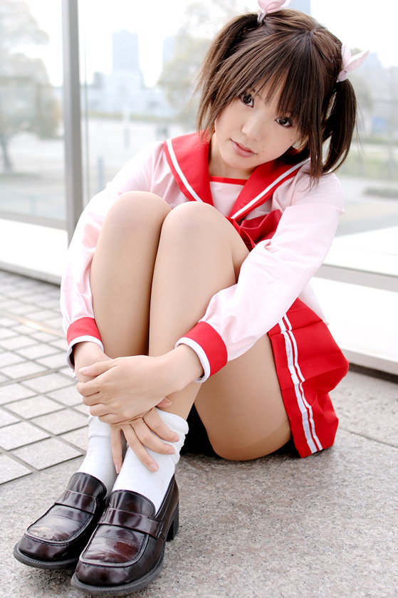 kipi-san, yuzuhara konomi, to heart (series), to heart 2, photo (medium), 1girl, asian, brown hair, cosplay, female focus, looking at viewer, mole, on floor, outdoors, school uniform, serafuku, short hair, sitting, socks, solo, twintails, yuzuhara konomi (cosplay)