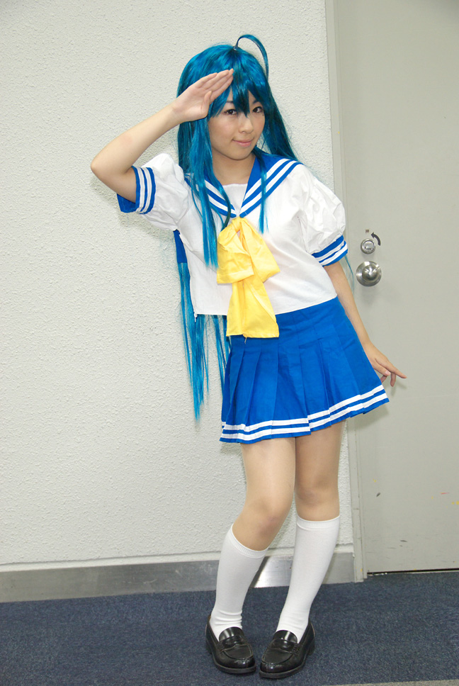 yayoi, izumi konata, lucky star, photo (medium), ahoge, blue hair, cosplay, kneehighs, sailor, school uniform, serafuku, socks