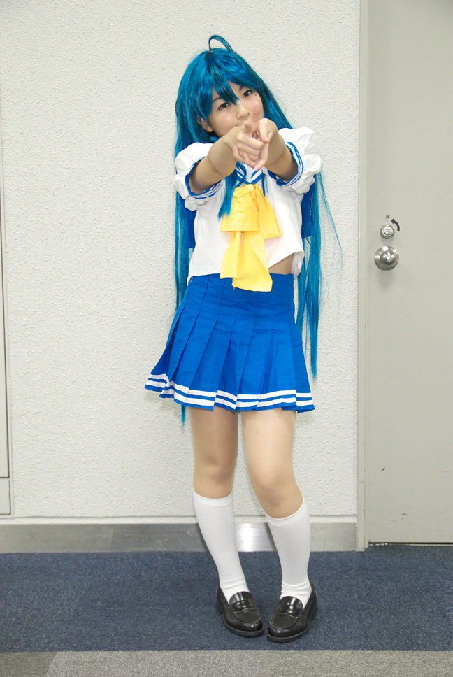 yayoi, izumi konata, lucky star, photo (medium), ahoge, blue hair, cosplay, kneehighs, sailor, school uniform, serafuku, socks