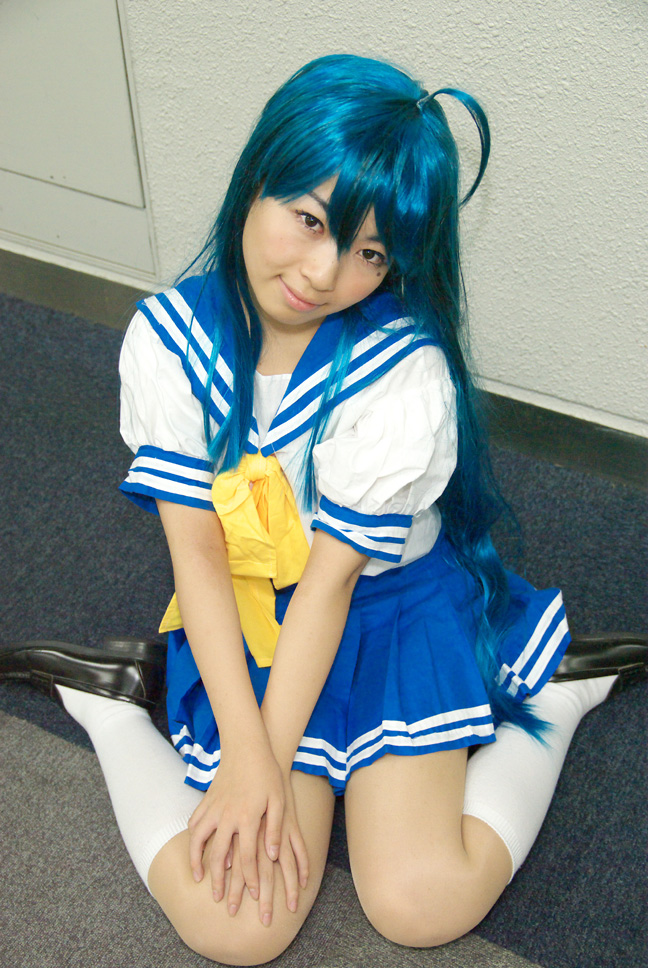 yayoi, izumi konata, lucky star, photo (medium), ahoge, blue hair, cosplay, kneehighs, sailor, school uniform, serafuku, socks