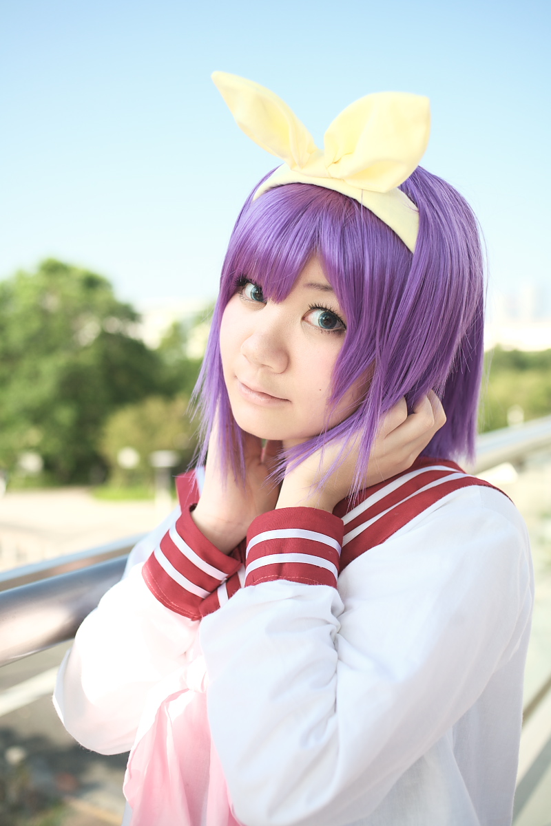 hiiragi tsukasa, rindou sana, lucky star, highres, photo (medium), bow, cosplay, hair bow, purple hair, sailor, school uniform, serafuku