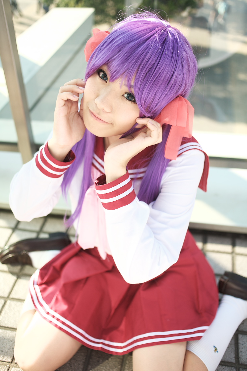 hiiragi kagami, lucky star, highres, photo (medium), cosplay, kanozaki shino, purple hair, sailor, school uniform, serafuku, socks, twintails