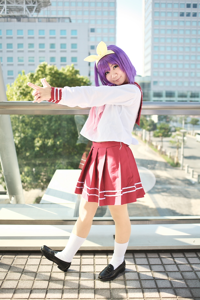 hiiragi tsukasa, rindou sana, lucky star, highres, photo (medium), bow, cosplay, hair bow, purple hair, sailor, school uniform, serafuku, socks