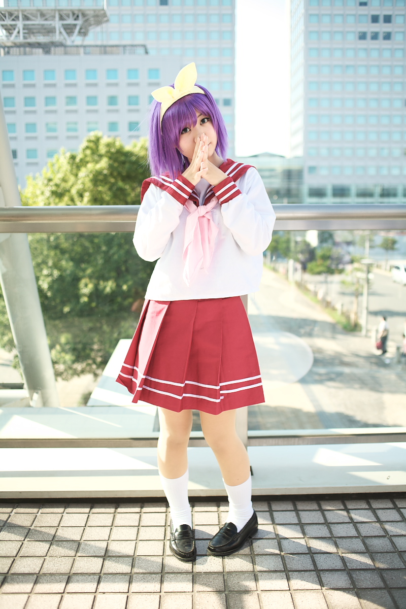 hiiragi tsukasa, rindou sana, lucky star, highres, photo (medium), bow, cosplay, hair bow, purple hair, sailor, school uniform, serafuku, socks