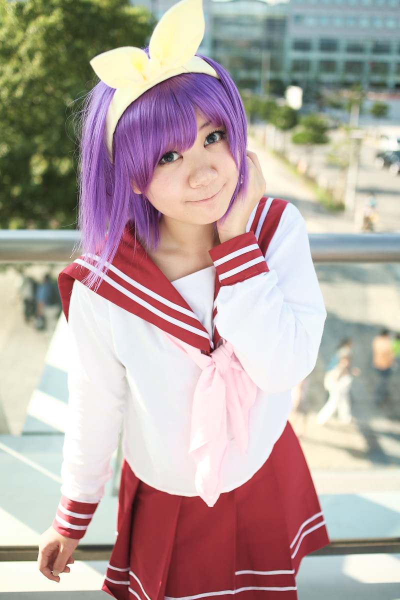 hiiragi tsukasa, rindou sana, lucky star, highres, photo (medium), bow, cosplay, hair bow, purple hair, sailor, school uniform, serafuku