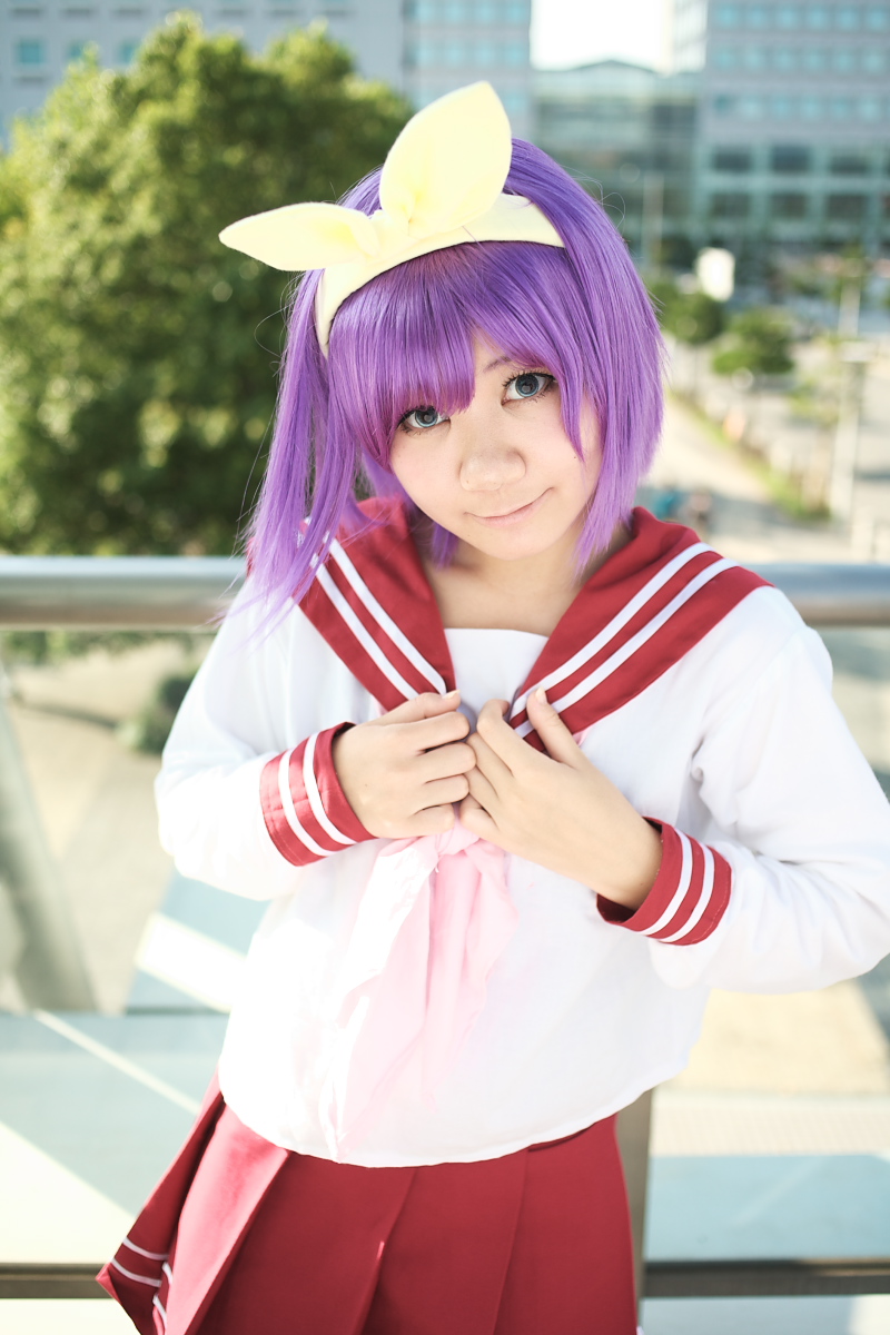 hiiragi tsukasa, rindou sana, lucky star, highres, photo (medium), bow, cosplay, hair bow, purple hair, sailor, school uniform, serafuku