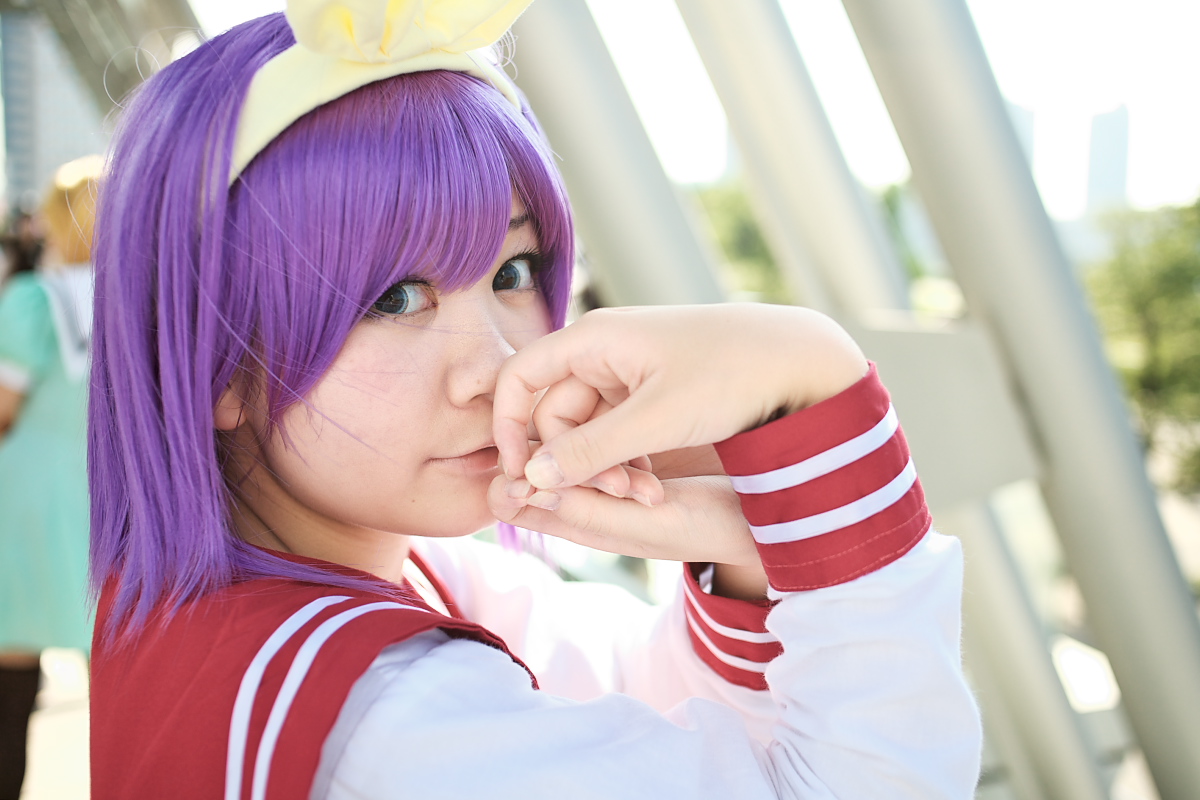 hiiragi tsukasa, rindou sana, lucky star, photo (medium), bow, cosplay, hair bow, purple hair, sailor, school uniform, serafuku