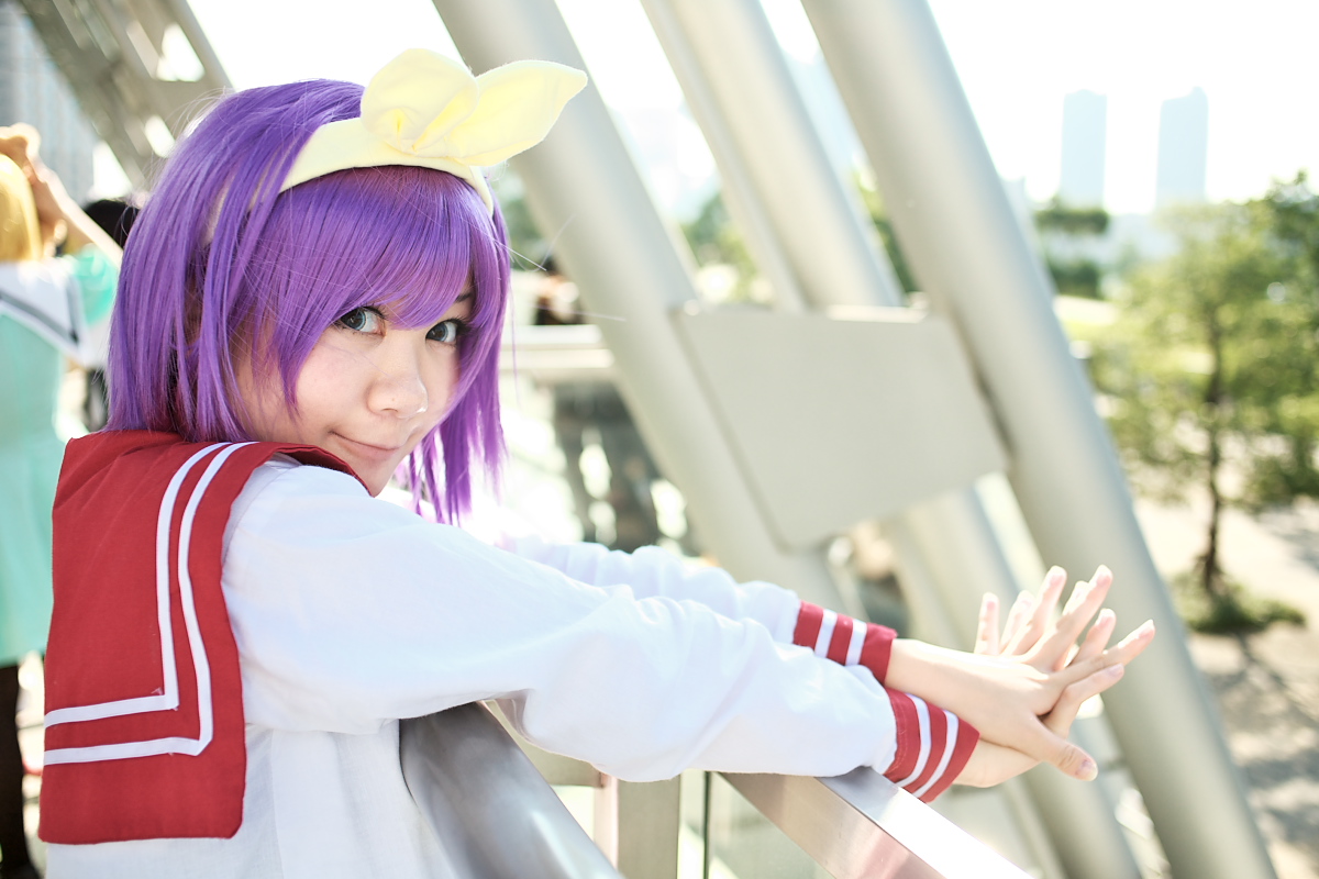 hiiragi tsukasa, rindou sana, lucky star, photo (medium), bow, cosplay, hair bow, purple hair, sailor, school uniform, serafuku