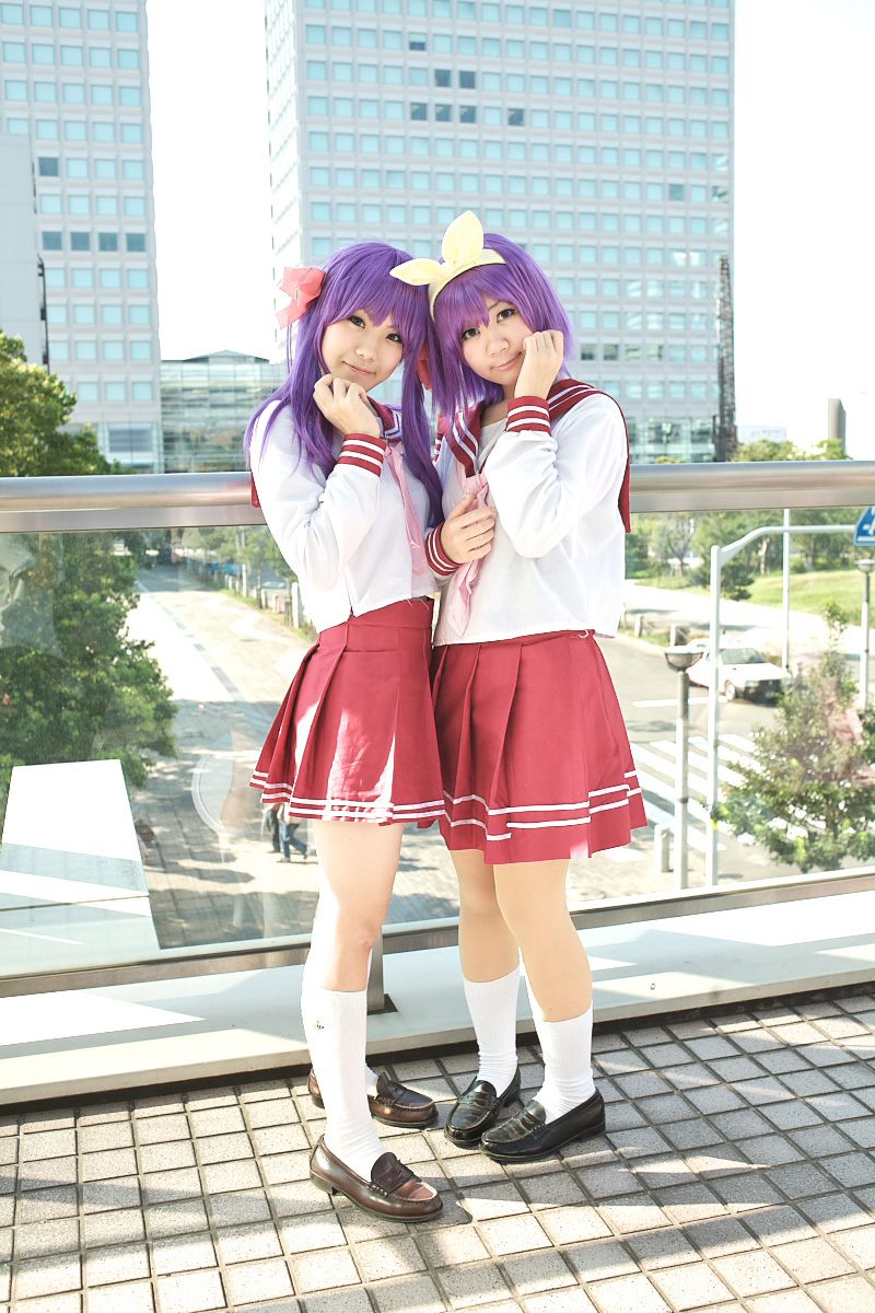 hiiragi kagami, hiiragi tsukasa, kanazaki shino, rindou sana, lucky star, highres, photo (medium), 2girls, bow, cosplay, hair bow, hair ribbon, hiiragi kagami (cosplay), hiiragi tsukasa (cosplay), looking at viewer, multiple girls, purple hair, ribbon, sailor, school uniform, serafuku, sisters, socks, standing, twins, twintails