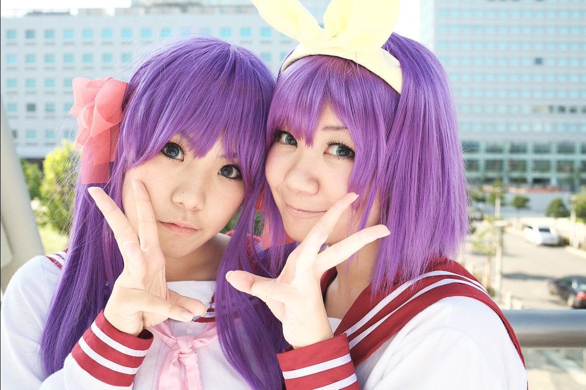 hiiragi kagami, hiiragi tsukasa, kanazaki shino, rindou sana, lucky star, photo (medium), 2girls, bow, cosplay, hair bow, hair ribbon, hiiragi kagami (cosplay), hiiragi tsukasa (cosplay), multiple girls, purple hair, ribbon, sailor, school uniform, serafuku, sisters, twins, twintails, upper body