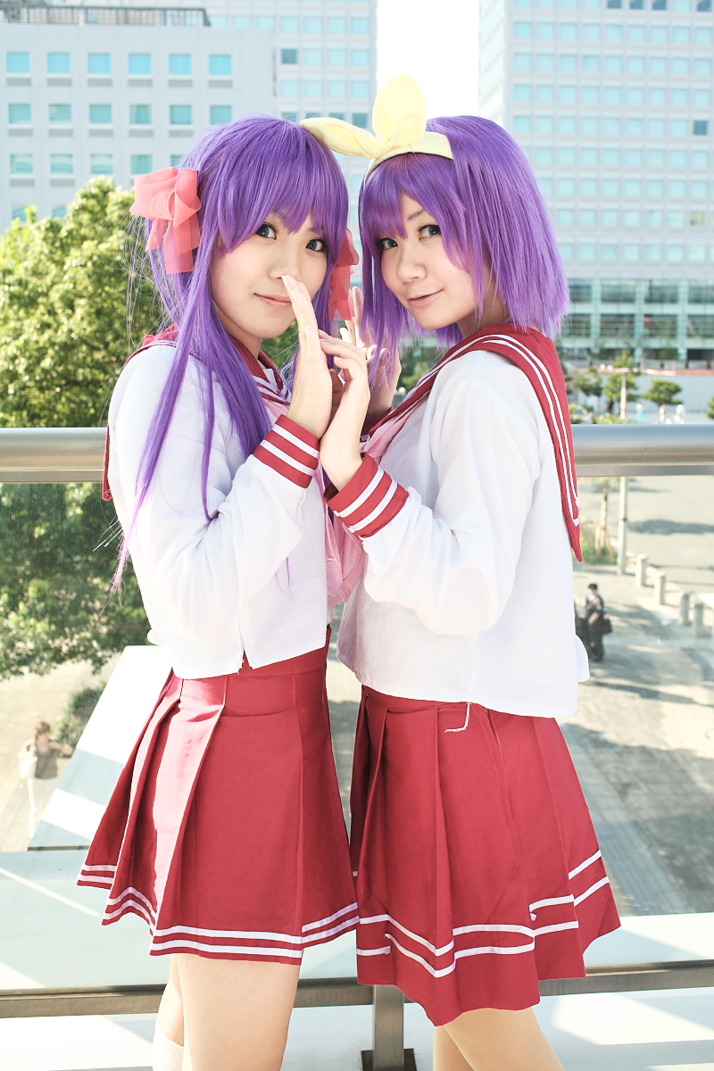 hiiragi kagami, hiiragi tsukasa, kanazaki shino, rindou sana, lucky star, highres, photo (medium), 2girls, bow, cosplay, hair bow, hair ribbon, hiiragi kagami (cosplay), hiiragi tsukasa (cosplay), multiple girls, purple hair, ribbon, sailor, school uniform, serafuku, sisters, standing, twins, twintails