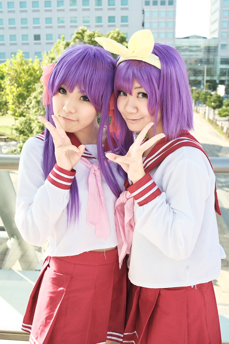 hiiragi kagami, hiiragi tsukasa, kanazaki shino, rindou sana, lucky star, highres, photo (medium), bow, cosplay, hair bow, hair ribbon, hiiragi kagami (cosplay), hiiragi tsukasa (cosplay), purple hair, ribbon, sailor, school uniform, serafuku, sisters, twins, twintails