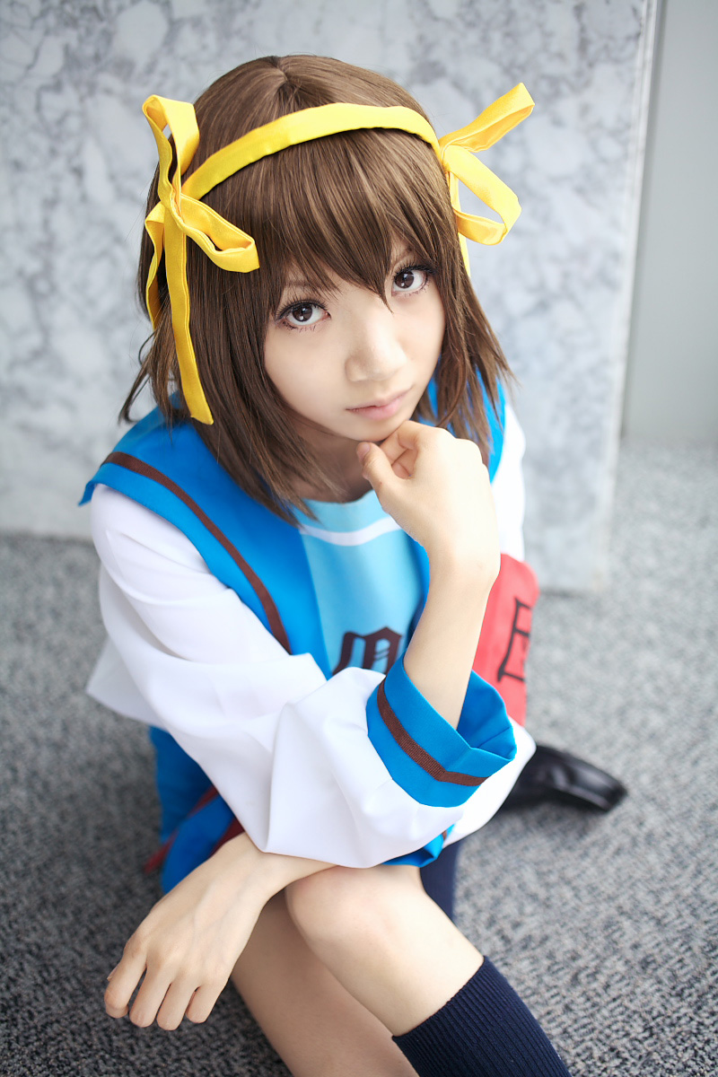 hoshiko, suzumiya haruhi, suzumiya haruhi no yuuutsu, highres, photo (medium), armband, cosplay, hair ribbon, kneehighs, ribbon, sailor, school uniform, serafuku, socks