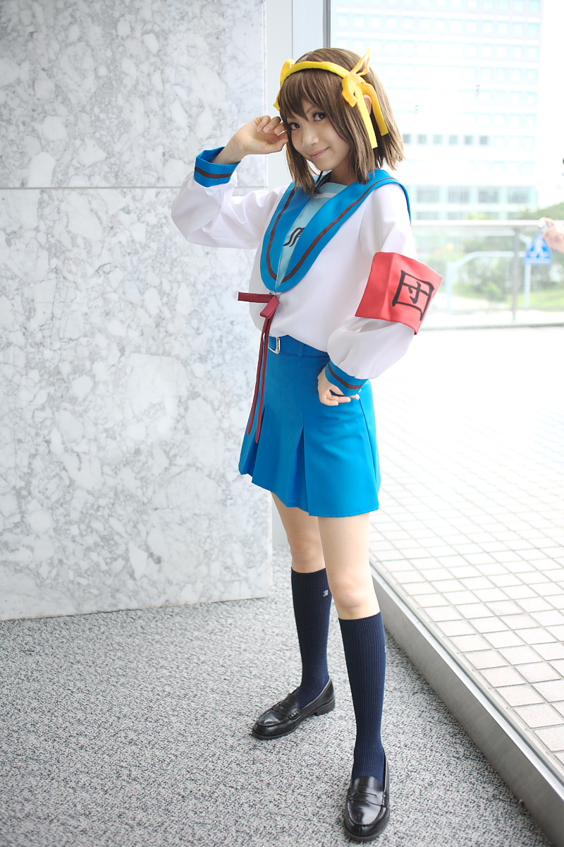 hoshiko, suzumiya haruhi, suzumiya haruhi no yuuutsu, highres, photo (medium), armband, cosplay, hair ribbon, kneehighs, ribbon, sailor, school uniform, serafuku, socks