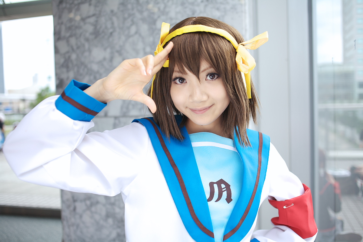 hoshiko, suzumiya haruhi, suzumiya haruhi no yuuutsu, photo (medium), armband, cosplay, hair ribbon, ribbon, sailor, school uniform, serafuku