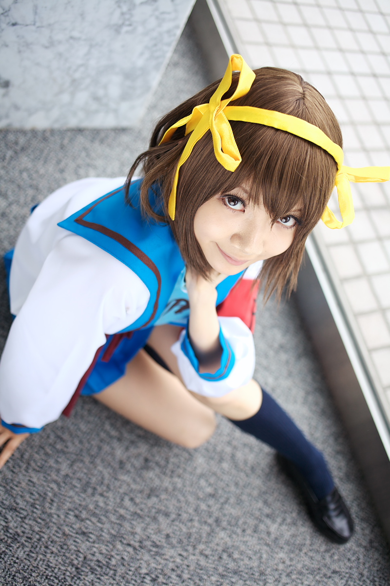 hoshiko, suzumiya haruhi, suzumiya haruhi no yuuutsu, highres, photo (medium), armband, cosplay, hair ribbon, kneehighs, ribbon, sailor, school uniform, serafuku, socks