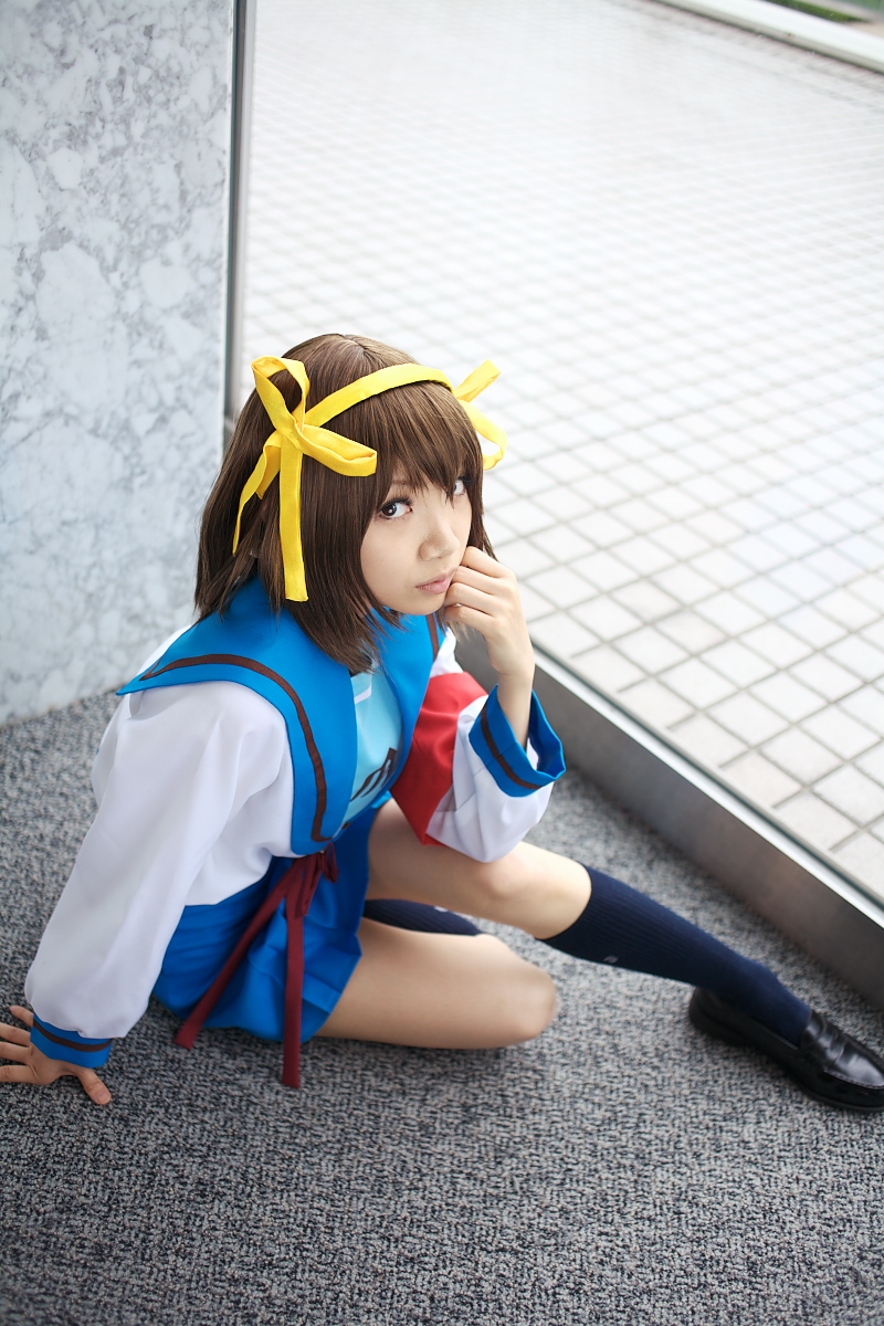 hoshiko, suzumiya haruhi, suzumiya haruhi no yuuutsu, highres, photo (medium), armband, cosplay, hair ribbon, kneehighs, ribbon, sailor, school uniform, serafuku, socks