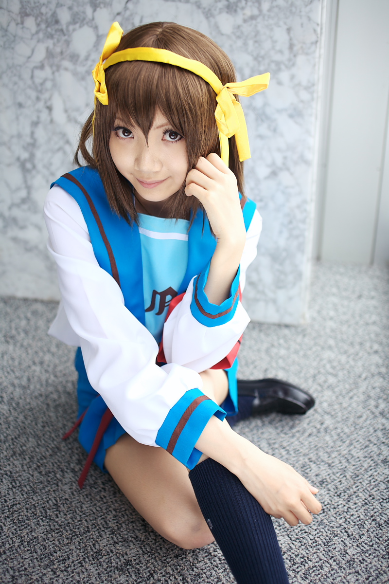 hoshiko, suzumiya haruhi, suzumiya haruhi no yuuutsu, highres, photo (medium), armband, cosplay, hair ribbon, kneehighs, ribbon, sailor, school uniform, serafuku, socks