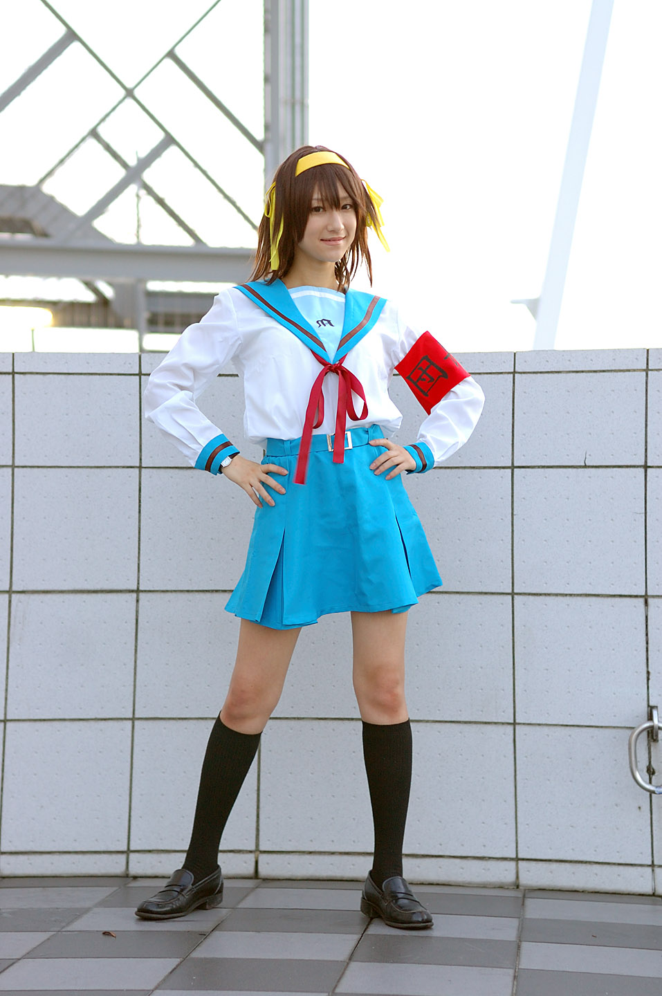 remon, suzumiya haruhi, suzumiya haruhi no yuuutsu, highres, photo (medium), armband, cosplay, hair ribbon, kneehighs, ribbon, sailor, school uniform, serafuku, socks