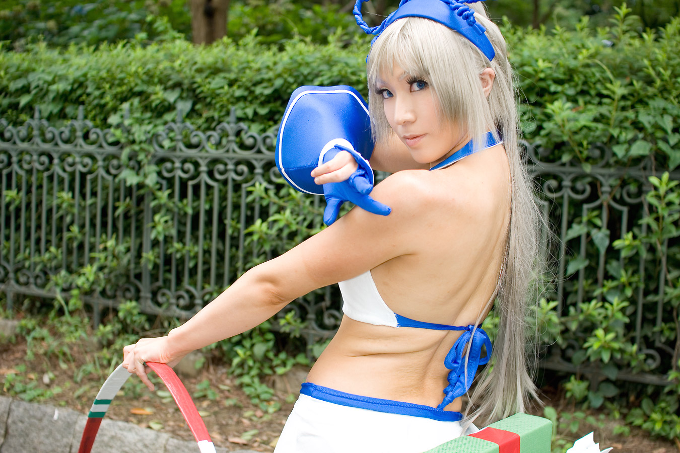 igarashi nao (model), majikina mina, samurai spirits, silver hair, photo (medium), bow, breasts, cleavage, cosplay, hair bow, halterneck, midriff