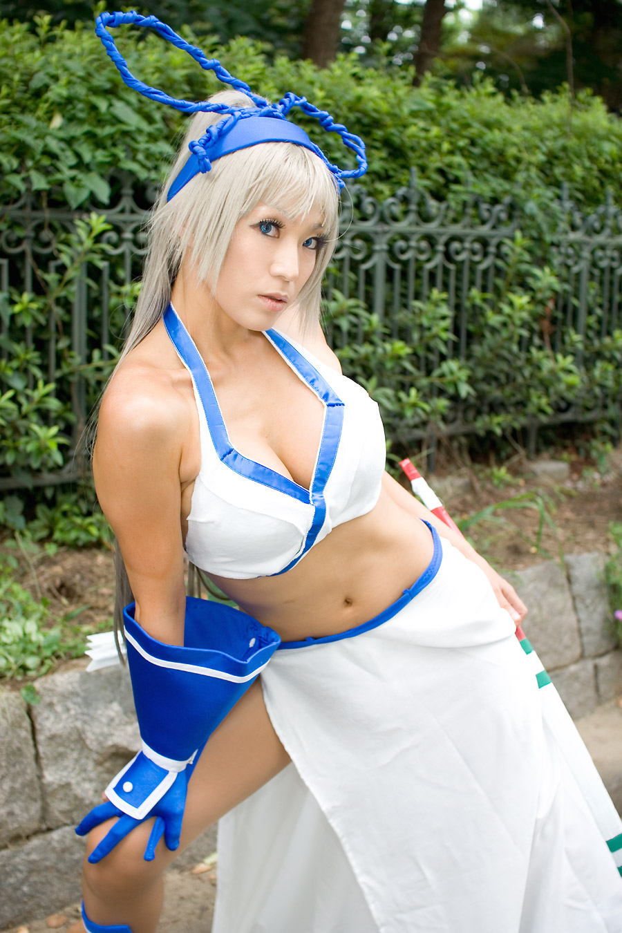 igarashi nao (model), majikina mina, samurai spirits, silver hair, highres, photo (medium), bow, breasts, cleavage, cosplay, hair bow, halterneck, midriff