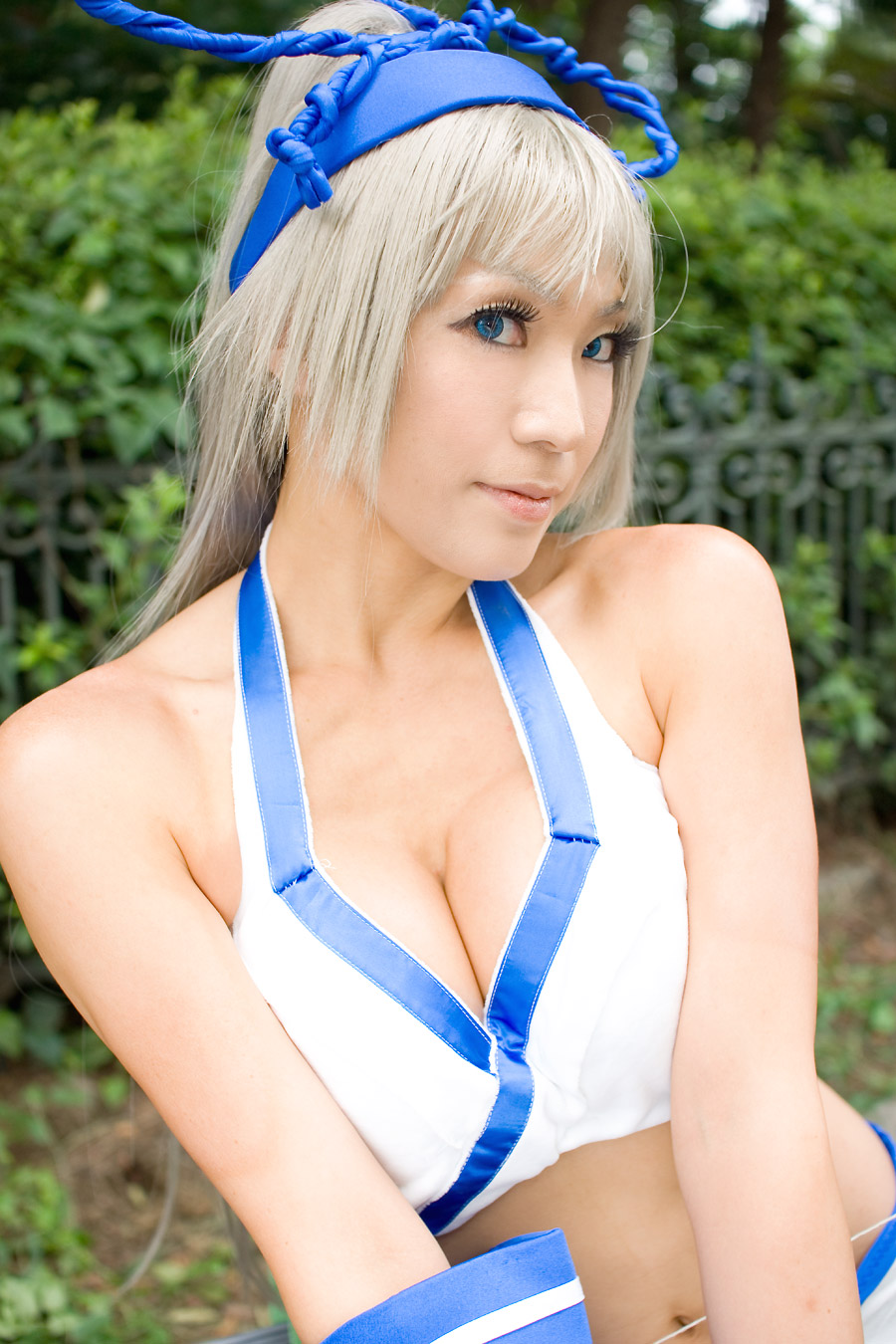 igarashi nao (model), majikina mina, samurai spirits, silver hair, highres, photo (medium), bow, breasts, cleavage, cosplay, hair bow, halterneck, midriff
