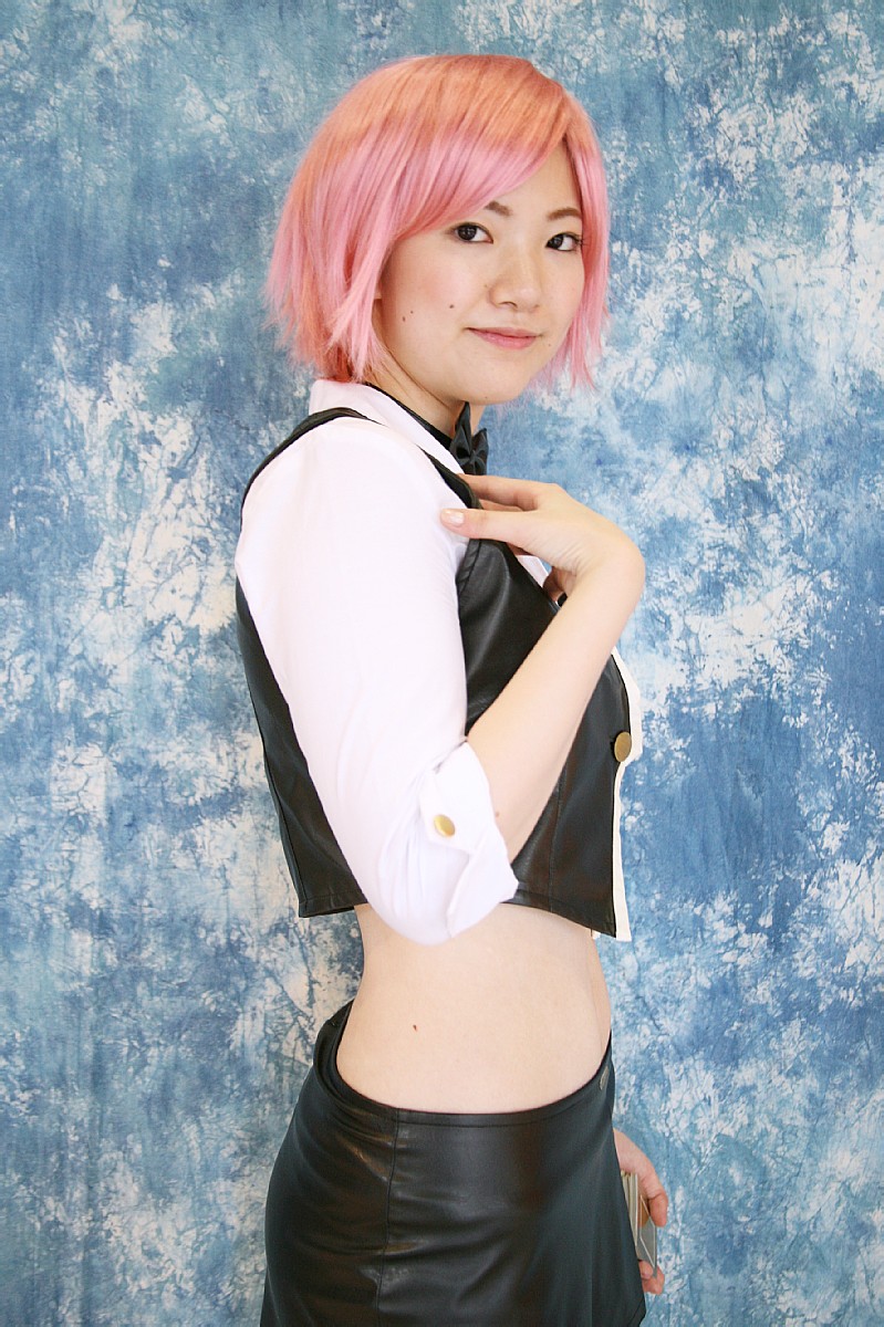 yun (model), pachi-slot sengen rio de carnival, highres, photo (medium), cosplay, dealer, leather, midriff, miniskirt, pink hair, skirt, vest