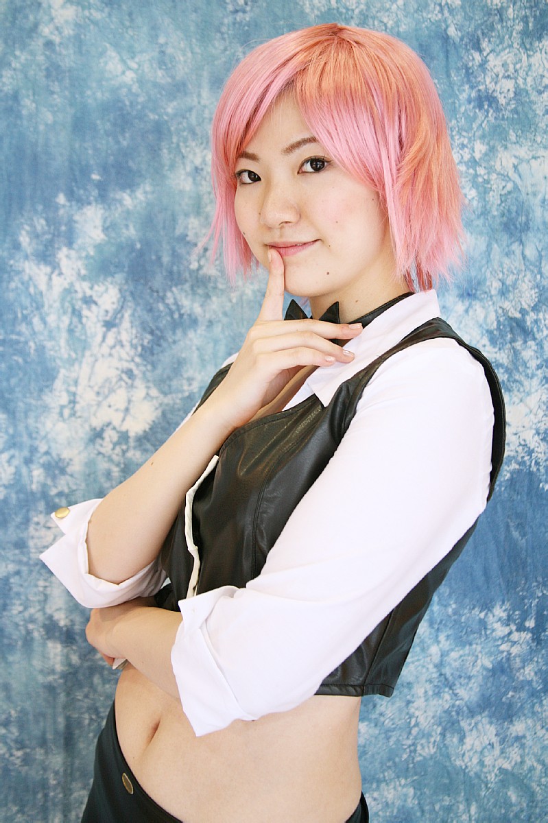 yun (model), pachi-slot sengen rio de carnival, highres, photo (medium), cosplay, dealer, leather, midriff, miniskirt, pink hair, skirt, vest