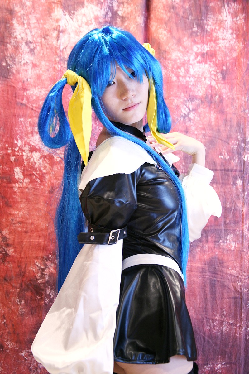 dizzy (guilty gear), kabura hitori (model), arc system works, guilty gear, highres, photo (medium), blue hair, boots, cosplay, midriff, thighhighs, twintails