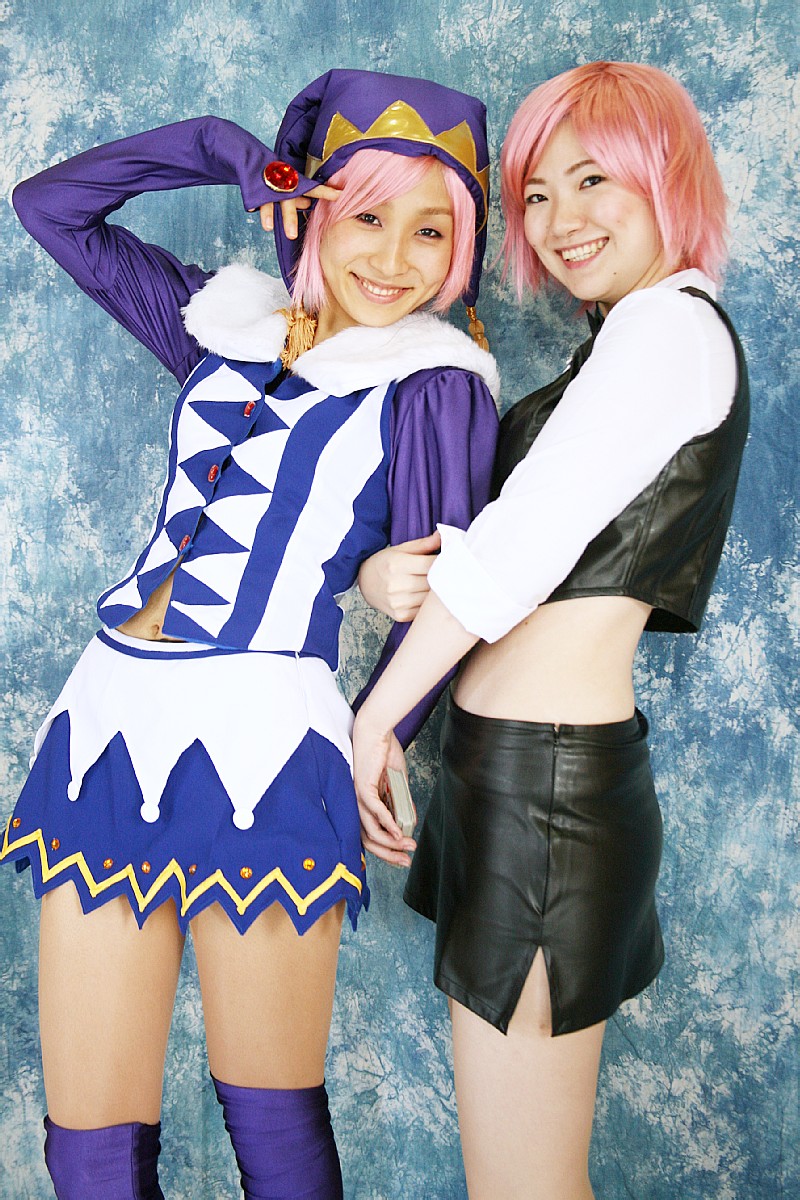 tora (model), yun (model), pachi-slot sengen rio de carnival, highres, photo (medium), cosplay, dealer, leather, midriff, miniskirt, pink hair, skirt, thighhighs, vest