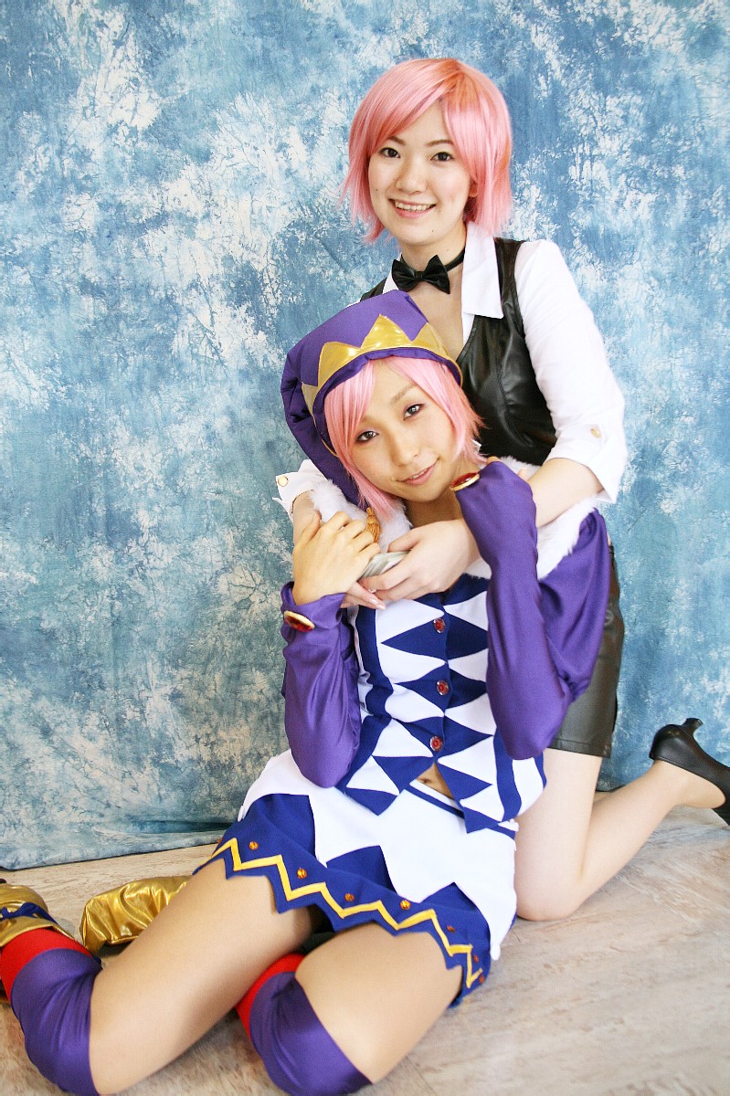 tora (model), yun (model), pachi-slot sengen rio de carnival, highres, photo (medium), cosplay, dealer, leather, midriff, miniskirt, pink hair, skirt, thighhighs, vest
