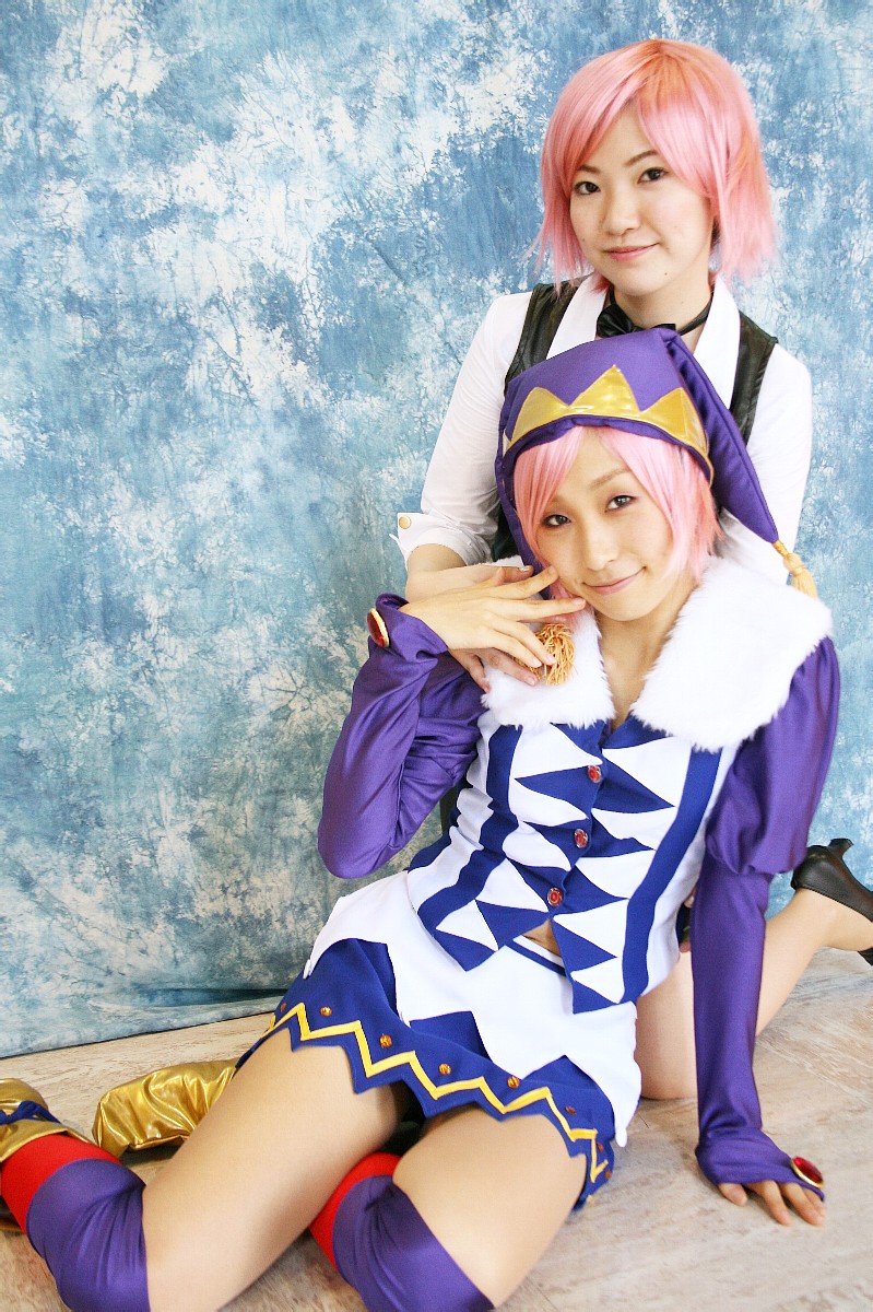 tora (model), yun (model), pachi-slot sengen rio de carnival, highres, photo (medium), cosplay, dealer, leather, midriff, miniskirt, pink hair, skirt, thighhighs, vest