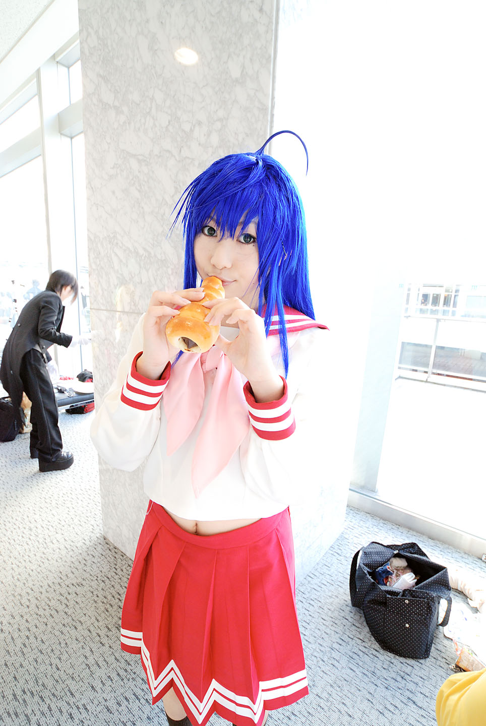 kochou ran, izumi konata, lucky star, highres, photo (medium), 1boy, 1girl, ahoge, blue hair, chocolate cornet, convention, cosplay, food, izumi konata (cosplay), sailor, school uniform, serafuku, socks